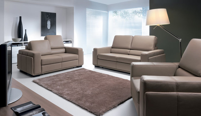 Minimalistyczny salon pełen światła